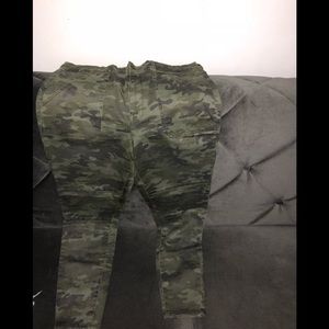 CAMUFLAJE MOSSIMO DENIM HIGH RISE JEGGINGS